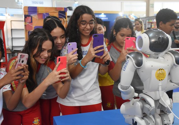 Estande do Sesi traz o futuro à Bienal do Livro de Alagoas