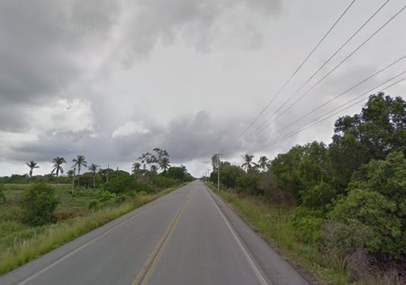 Colisão entre carro e motos deixa uma pessoa morta e duas feridas em Piaçabuçu