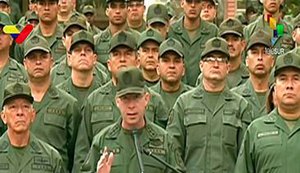 Militares juram lealdade a Maduro e rechaçam 'ingerência externa'