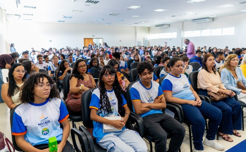 Poema escrito por estudante vira inspiração para debate sobre bullying nas escolas de Maceió