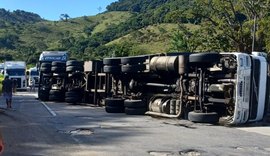 Caminhão tomba e deixa trânsito fluindo apenas na pista de rolamento em Flexeiras