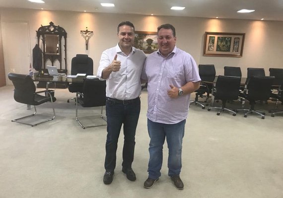 Prefeito se reúne com governador na busca de obras para Porto de Pedras