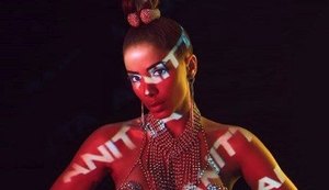 Anitta é flagrada aos beijos com duas mulheres