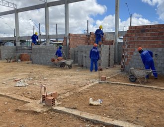 Construção dos boxes marca nova etapa da obra do Mercado Público do Jacintinho