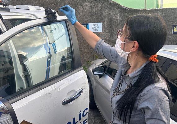 Coleta de impressões digitais na cena do crime é essencial para desvendar a verdade