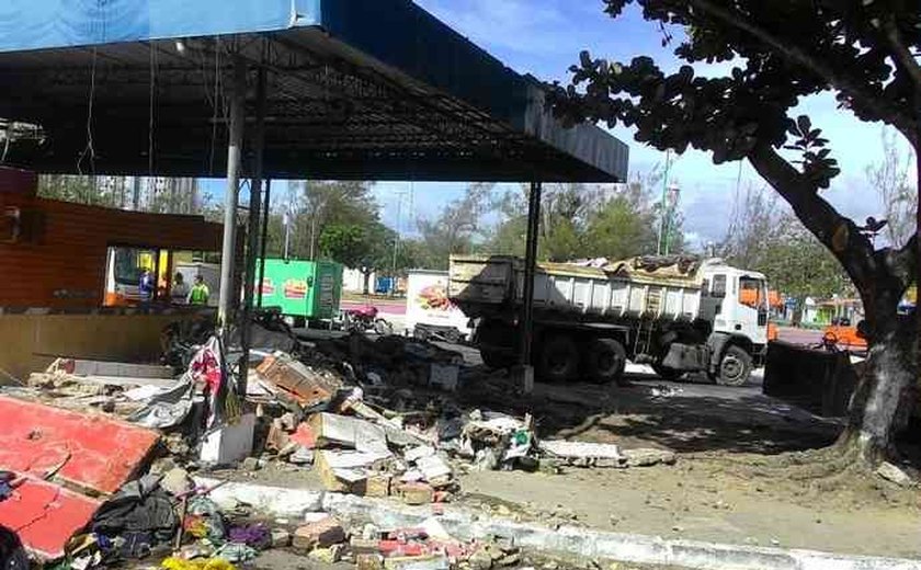 Desativado há dois anos terminal de ônibus é demolido na Praça da Faculdade