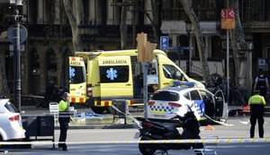 Van mata e deixa pedestres feridos em Barcelona; polícia confirma terrorismo