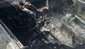 Incêndio deixa carro completamente destruído no Benedito Bentes