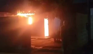 Incêndio destrói casa no Conjunto Bosque dos Palmares, em Rio Largo