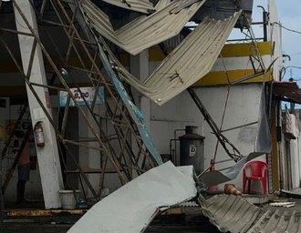 Estrutura de posto de combustíveis desaba no Trapiche da Barra