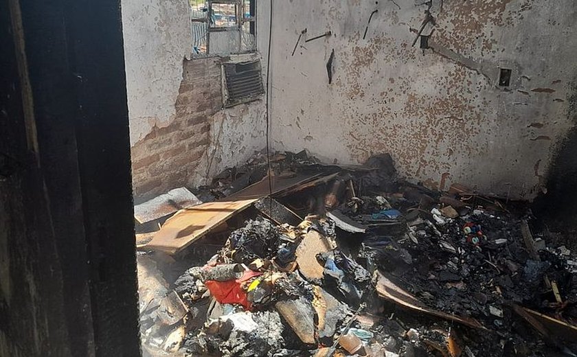 Incêndio destrói cômodos de casa e pertences de moradores na Grota do Rafael