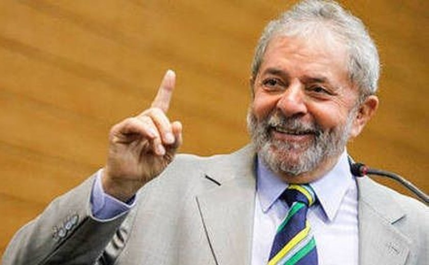 Bolsonaro é fruto do analfabetismo político no Brasil, diz ex-presidente Lula