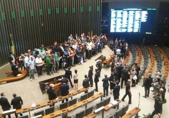 Manifestantes invadem plenário da Câmara e pedem intervenção militar