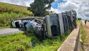 Tombamento de caminhão-cegonha bloqueia BR-101 em Alagoas