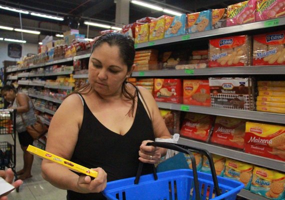 Consumidores reclamam de letras pequenas em rótulos: 'Difícil ler até com óculos'