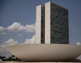 Avanço da IA corrói financiamento do jornalismo profissional no Brasil