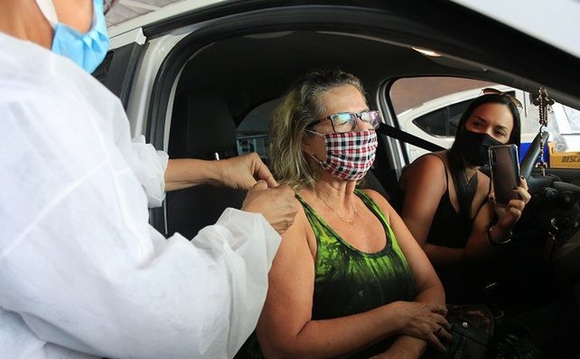 Alagoanos registram momento da vacinação contra a covid-19