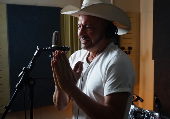 Cantor alagoano grava vídeo clipe em homenagem a Agnaldo Timóteo