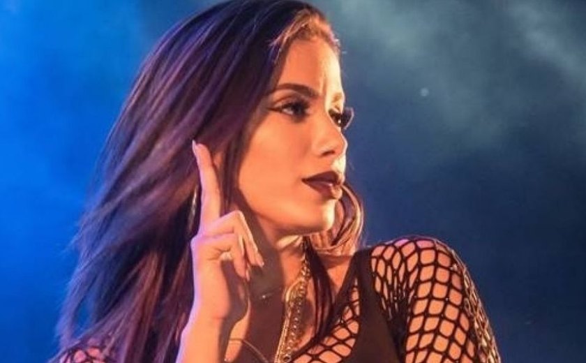 Anitta desabafa após seguir perfil de apoio a Bolsonaro; assista