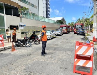 Defesa Civil de Maceió atua na segurança e orientação de moradores durante incêndio na Ponta Verd
