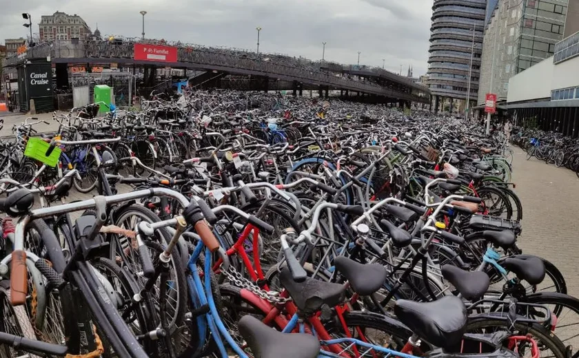 Amsterdã inaugura estacionamento para bicicletas construído embaixo d'água