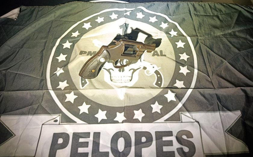 Polícia Militar apreende arma e prende homem por tráfico de entorpecentes