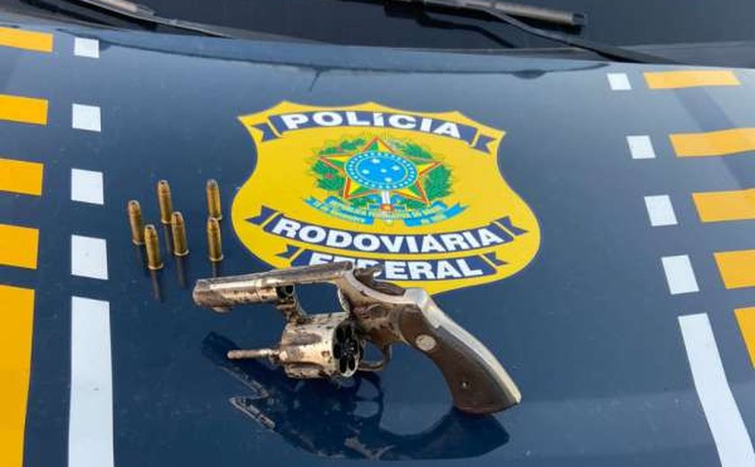 PRF prende homem por porte ilegal de arma em Joaquim Gomes