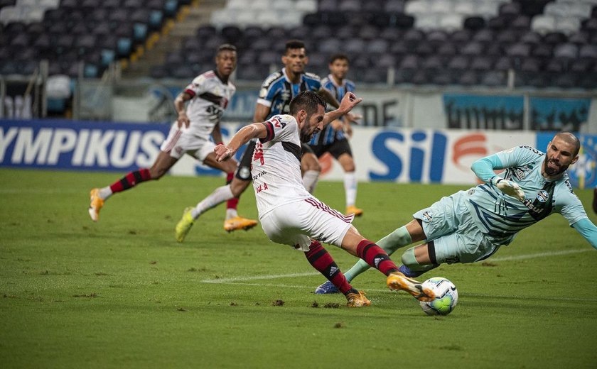 Flamengo vira sobre o Grêmio no segundo tempo e vence na Arena