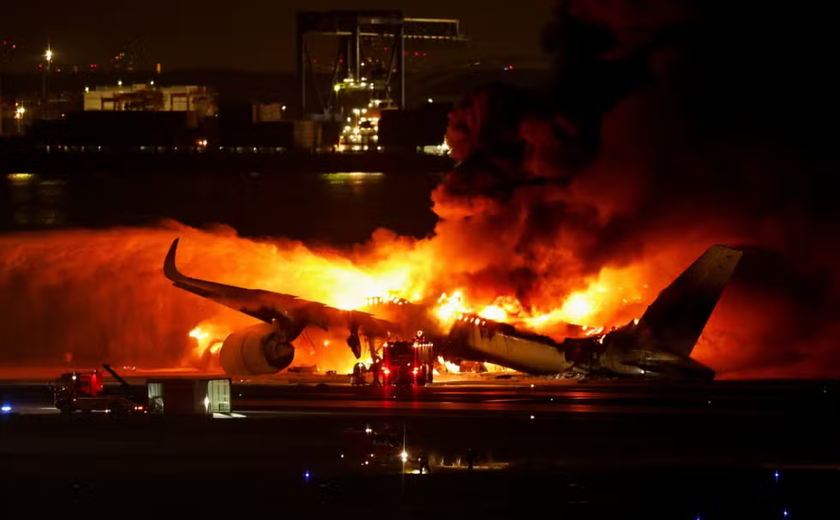 Avião com 379 a bordo bate em outra aeronave e pega fogo em aeroporto