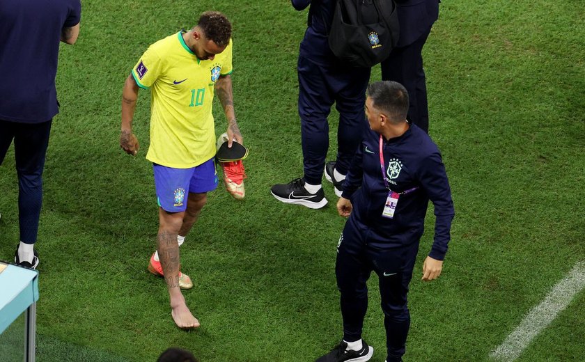 Médico da seleção diz que Neymar sofreu entorse no tornozelo direito