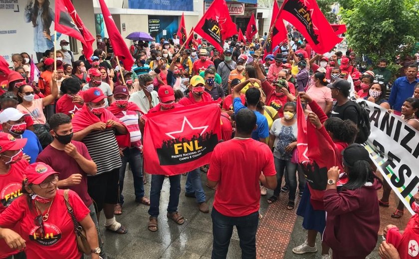 Movimentos sociais percorrem as ruas de Maceió pedindo agilidade na reforma agrária