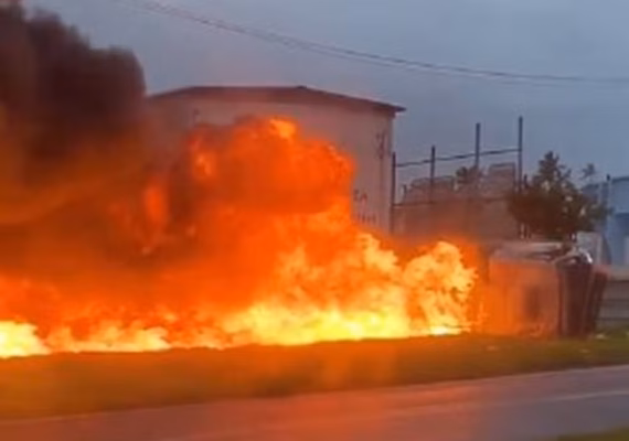Caminhão-tanque carregado com combustível pega fogo na BR-101, em Igarassu, e chamas atingem casas