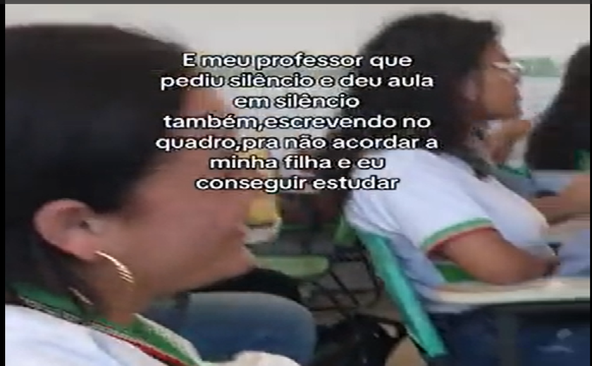 Professor pede silêncio à sala se  aula para não acordar bebê de aluna