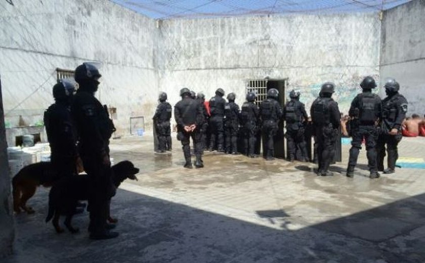 Agentes penitenciários e policiais militares fazem varredura no Baldomero