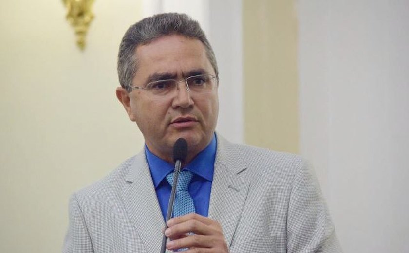 CCJ da ALE emite parecer para rejeitar veto sobre aumento de salário do governador