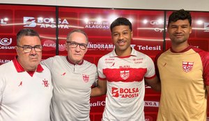 Volante Anderson Dias é oficialmente apresentado pelo CRB no CT Ninho do Galo