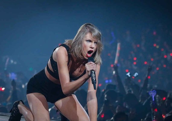 Guarda-costas diz que viu radialista apalpar nádegas de Taylor Swift
