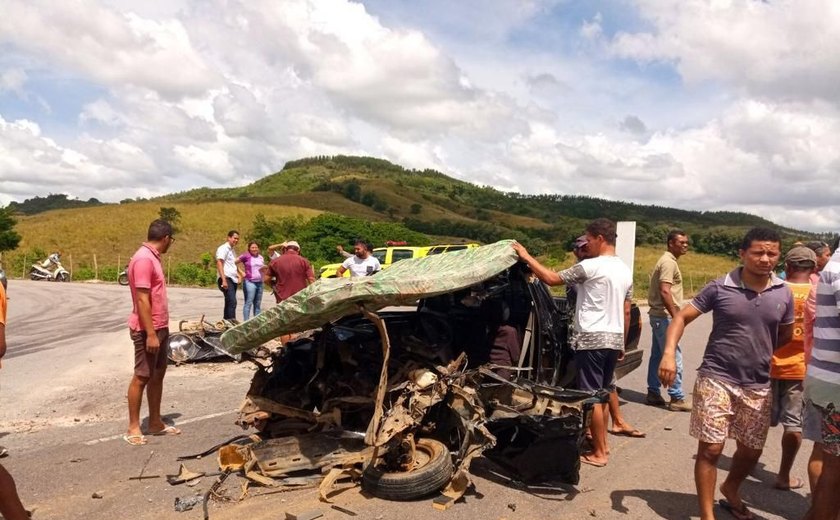 Homem morre e outro fica ferido em acidente entre caminhão de gás e Saveiro em Cajueiro