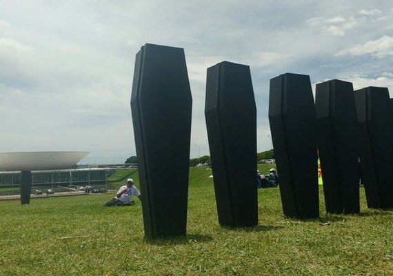 Brasília: profissionais da saúde levam caixões à Esplanada em defesa do SUS