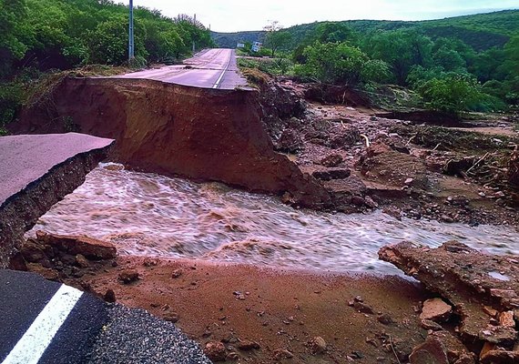 Via entre Piranhas e Canindé de São Francisco é liberada após destruição causada por fortes chuvas
