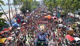 Vídeo: maior bloco de Alagoas reúne milhares de foliões na orla de Maceió
