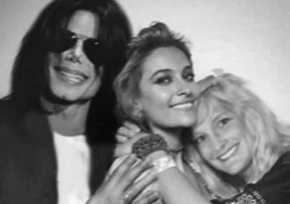 Filha de Michael Jackson faz montagem com foto de família