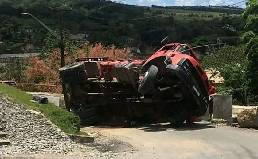 Caminhão tomba em rua de Rio Largo impedindo tráfego no local