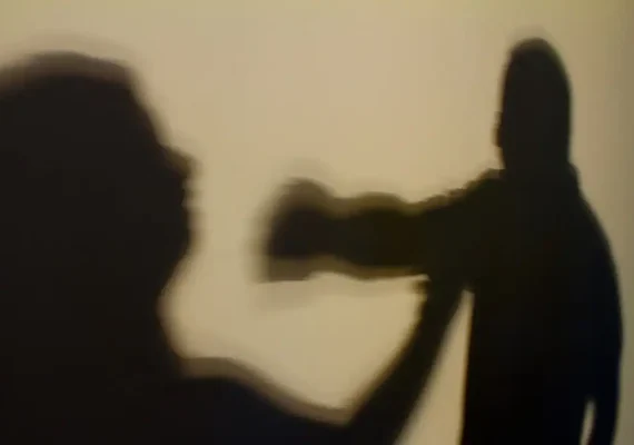 Sem dinheiro para comprar drogas, homem agride mulher