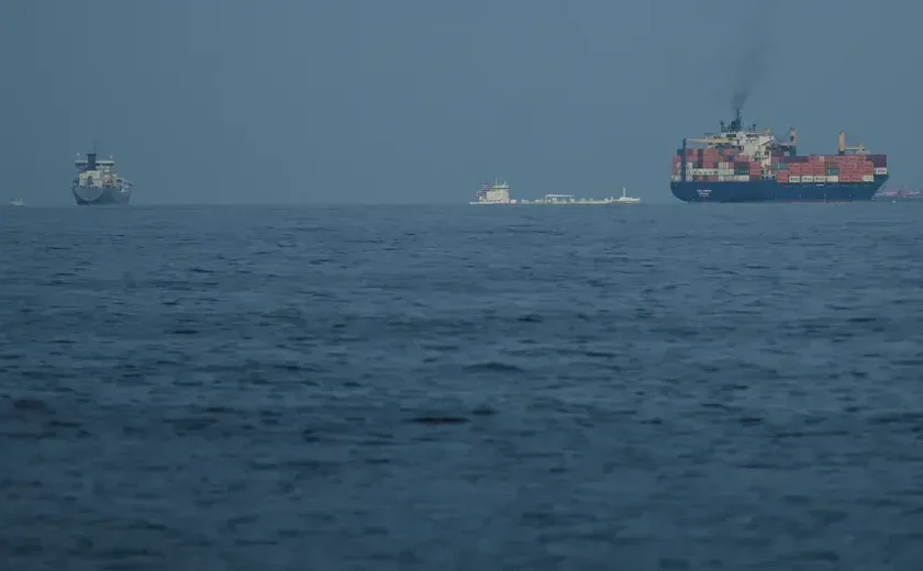 Três navios chineses atravessam Estreito de Ormuz