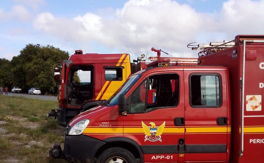 Carreta capota na BR-101 em Rio Largo e dois homens ficam feridos