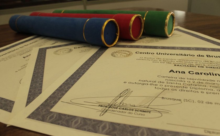 MEC aplica restrições à faculdade em Alagoas por emissão de diplomas falsos