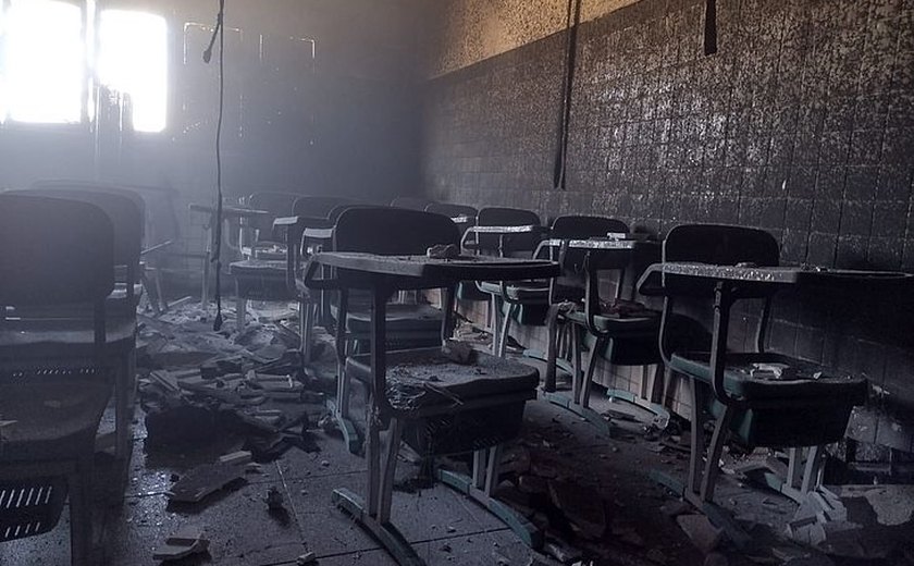 Incêndio de pequenas proporções destrói sala de aula de escola particular em Arapiraca