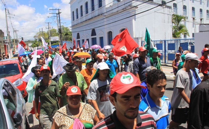 Sem-terra se mobilizam no Centro de Maceió para denunciar violência no campo