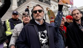 Joaquin Phoenix e Martin Sheen são presos em protesto organizado por Jane Fonda